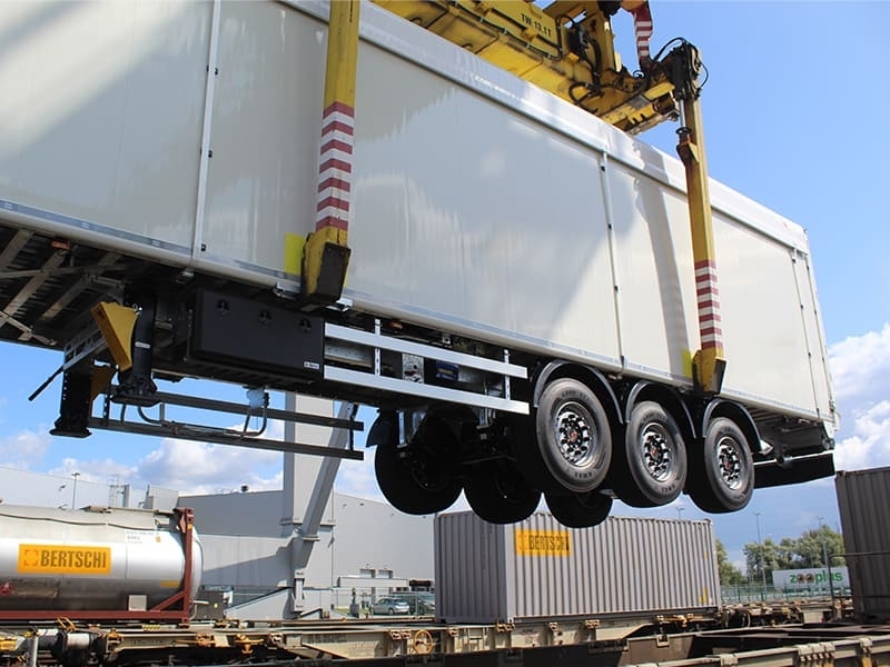 Huckepack moving-floor trailer for multimodal transport